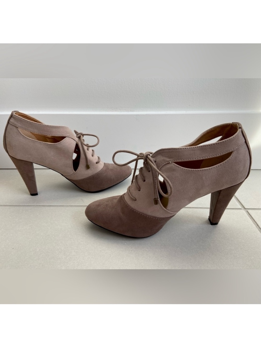 Cushion Walk by Avon - Elegant Two-Tone Beige/Tan Lace-Up Heels - Sz. 7